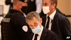 (ARŞİV) Eski Fransa Cumhurbaşkanı Nicholas Sarkozy duruşma salonuna gelirken