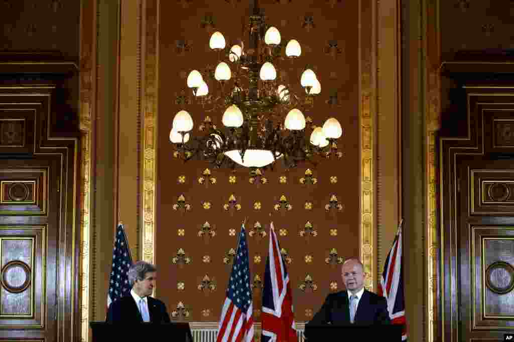 John Kerry Londra&#39;da İngiltere Dışişleri Bakanı William Hague ile (25 Şubat 2013)