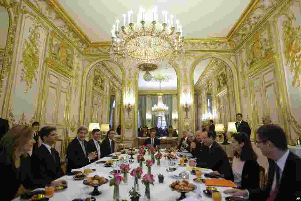 John Kerry, Paris&#39;teki Elysee Sarayı&#39;nda Fransa Cumhurbaşkanı Fran&ccedil;ois Hollande ile (27 Mart 2013)