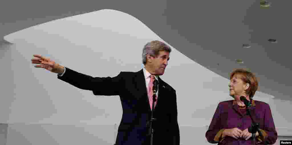 John Kerry, Berlin&#39;de Almanya Başbakanı Angela Merkel&#39;le (26 Şubat 2013)