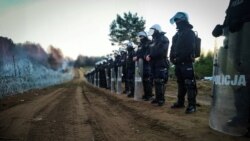 Polonya-Belarus sınırının Polonya tarafında güvenliği sağlamak amacıyla çok sayıda asker ve polis görevlendirildi.