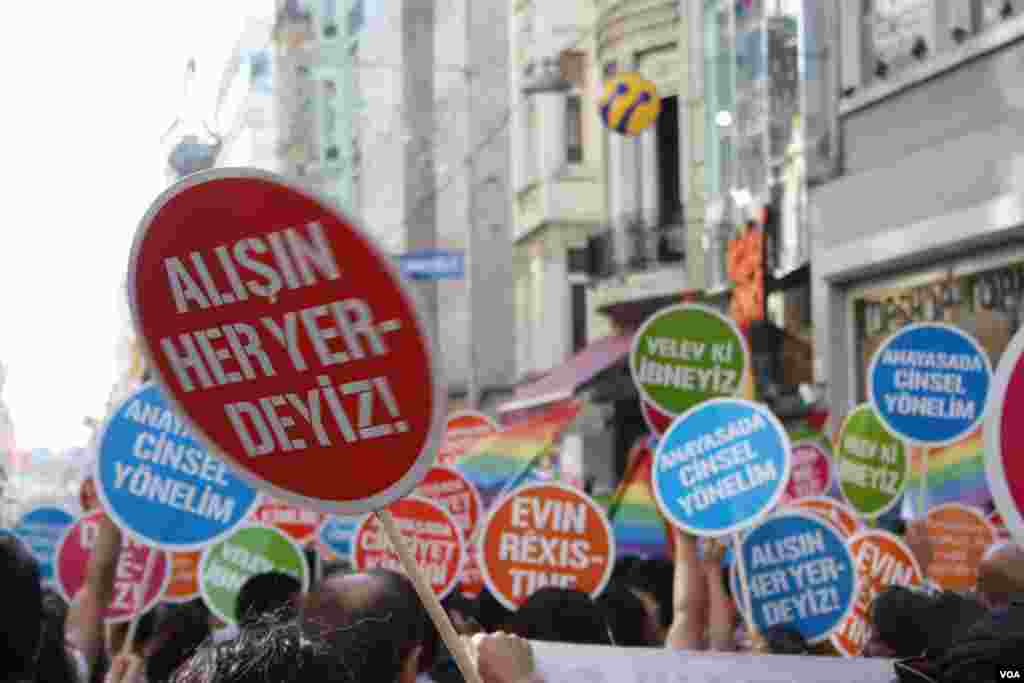 İstanbullu eşcinseller, İstiklal Caddesi&rsquo;ni g&ouml;kkuşağı rengine b&uuml;r&uuml;d&uuml;, Pazar g&uuml;n&uuml; akşam &uuml;st&uuml;. 20. LGBT (Lezbiyen-Gey-Biseks&uuml;el-Trans) Onur Haftası&rsquo;nın kapanışında yeniden sokaklara &ccedil;ıkan eşcin