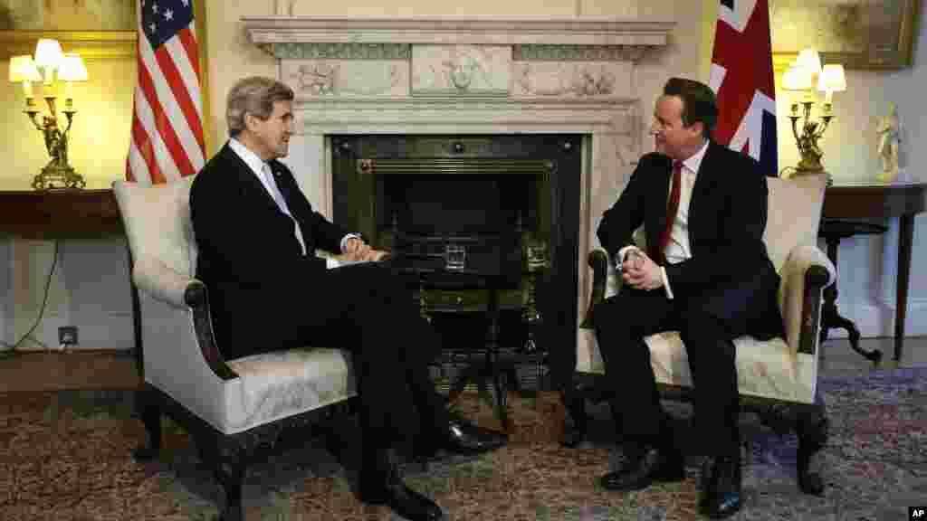 John Kerry, Londra&#39;da İngiltere Başbakanı David Cameron&#39;la (25 Şubat 2013)