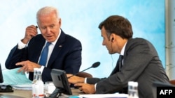 13 Haziran 2021 - ABD Başkanı Joe Biden ve Fransa Cumhurbaşkanı Emmanuel Macron, İngiltere'nin Cornwall bölgesinde düzenlenen G-7 zirvesinde yan yana