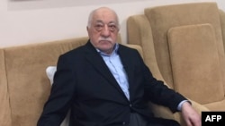 1941’de Erzurum-Pasinler’de doğan Gülen, 28 Şubat sürecinde "Gülen örgütlenmesi" hakkında hazırlanan iddianamenin ardından, 1999’da sağlık sorunlarını gerekçe göstererek ABD’ye gitmişti.